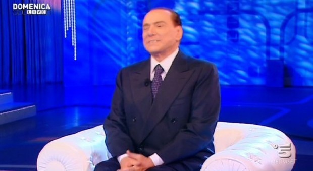 Berlusconi intervistato da Barbara D'Urso: "La gente mi ama..."