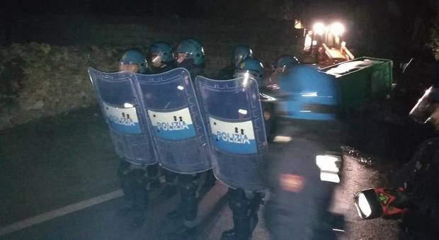 Tap, tensioni nella notte tra attivisti e forze dell'ordine bloccati tutti gli accessi al presidio