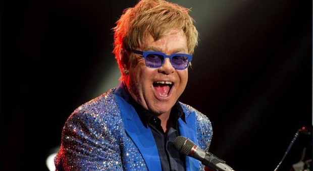 Elton John furioso sul palco: inveisce contro un fan e se ne va Video