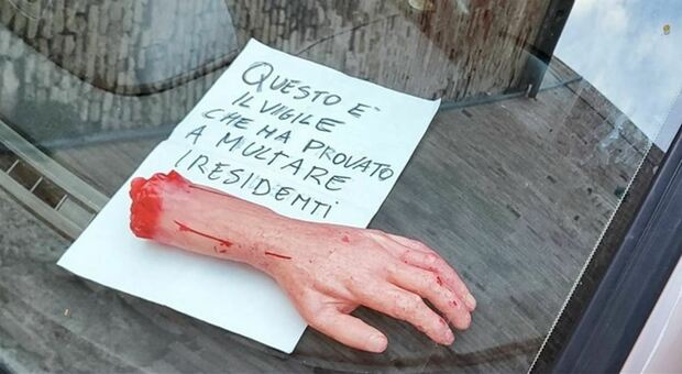 Braccio mozzato e scritta contro i vigili, il sindaco di Fermo: «Fatto grave, l'autore verrà denunciato»