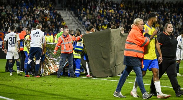 RKC Waalwijk-Ajax, il portiere Vaessen privo di sensi dopo uno scontro: giocatori in lacrime