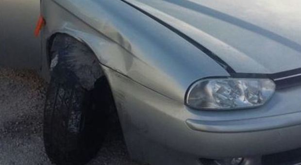 L'auto del romeno danneggiata e posta sotto sequestro