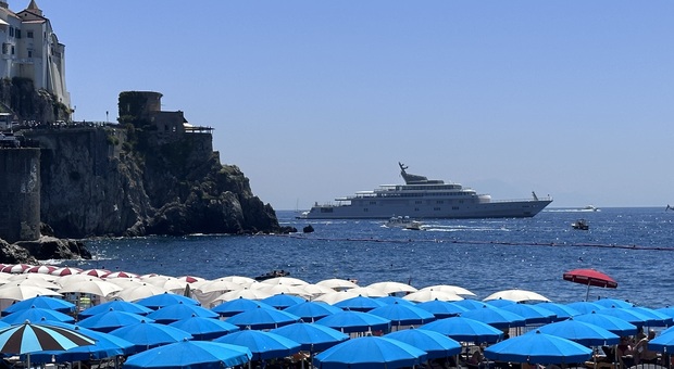 Ecco il Rising Sun. In rada ad Amalfi il mega yacht di David Geffen