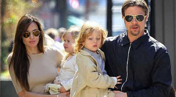 Vivienne con i genitori Brad Pitt e Angelina Jolie