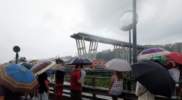 Viadotto crollato a Genova, i testimoni: «Un fulmine ha colpito il ponte, poi l'inferno»