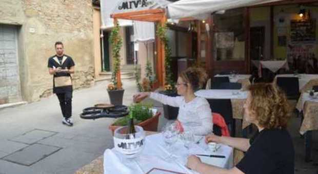 Droni che servono il dolce ai tavoli, l'esperimento in un ristorante di Arezzo