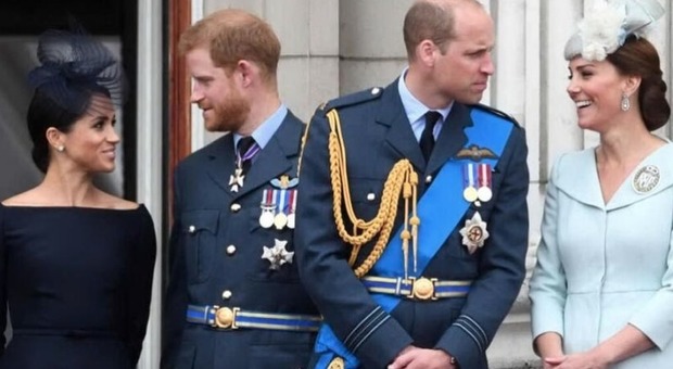 Kate Middleton e William, lo sgarbo di Meghan e Harry al compleanno del duca di Cambridge. Fan furiosi: «È tuo fratello»