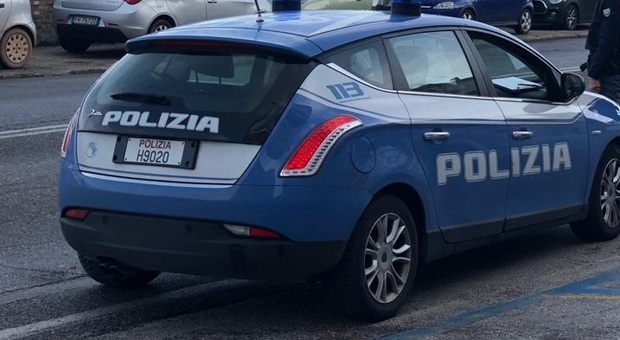 Ancona, festino con alcol e coca: scatta il blitz, 24enne aggredisce i poliziotti