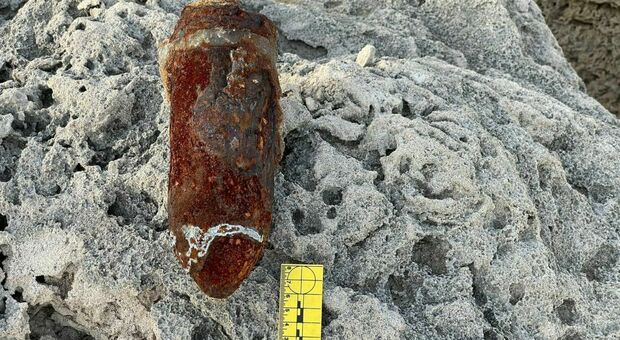Una bomba della seconda guerra mondiale sulla battigia: allarme in spiaggia a Gallipoli, arrivano gli artificieri