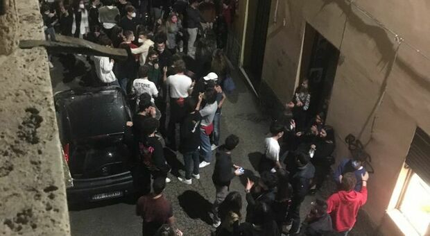 Perugia, movida selvaggia: caos in centro. Bottigliate a Fontivegge