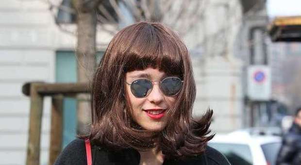 Aurora Ramazzotti a Milano con la parrucca: ride e scherza con i fotografi
