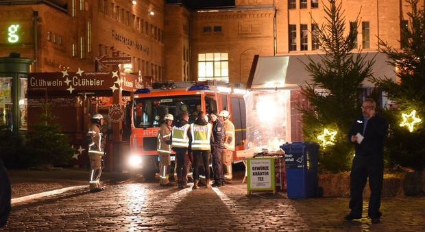 Berlino, esplosione al mercatino di Natale: tre feriti e panico tra i passanti