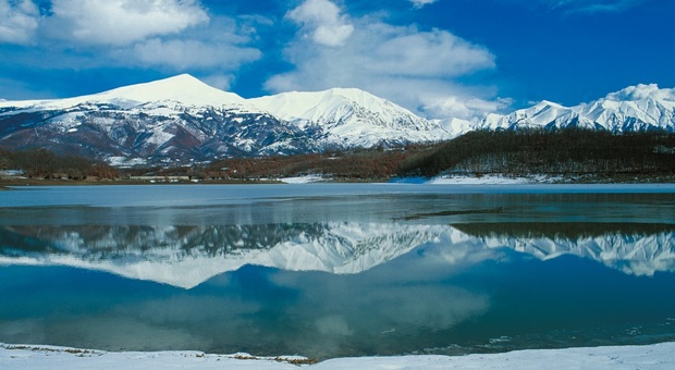 Nela foto di Enrico Ferri la Catena della Laga ad Amatrice e il lago di Campotosto d'inverno