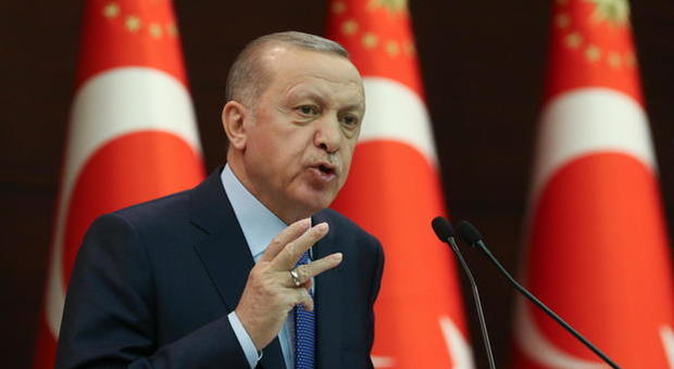 Coronavirus Turchia, Erdogan lancia campagna di solidarietà e dona 7 mesi del suo stipendio