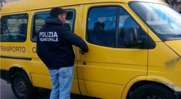 Controlli anti-Covid a Napoli, sequestrati due scuolabus abusivi