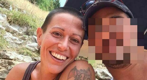 Trento, uccide l'ex moglie con un'accetta e poi tenta il suicidio: l'uomo era agli arresti domiciliari per violenze