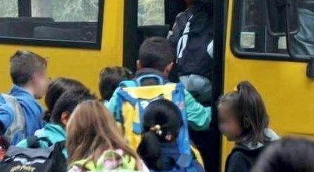 La bimba vuole sedersi a fianco all'amichetta sullo scuolabus, l'autista dice di no: picchiato da nonno, papà e zio