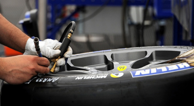 Un tecnico Michelin a lavoro per preparare le gomme per la gara