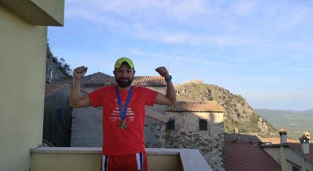 Fabio Faggiani ha corso 111 km dentro la sua abitazione e in parte nel cortile