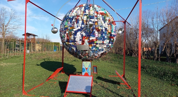 La sfera di plastica creata da Pavarin, messaggio perl'ambiente che muore