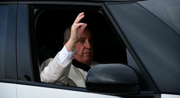 La svolta di Papa Francesco, via libera alle benedizioni delle coppie gay. «Ma non è il sacramento del matrimonio»