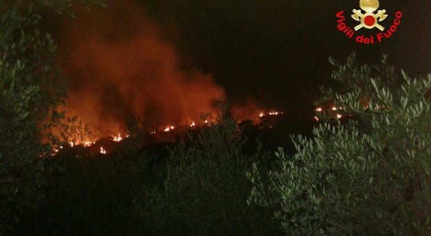 Il vento risveglia gli incendi: notte di paura a Monte San Biagio