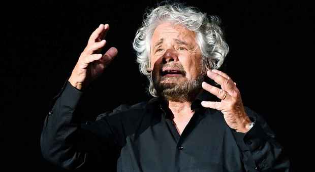 Beppe Grillo cede il simbolo a Casaleggio: «Ma solo per la vendita dei gadget»