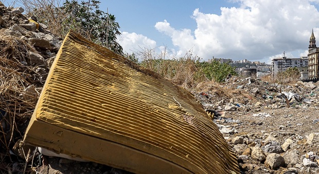 Napoli, lavori al palo nel parco della Marinella: solo rifiuti e degrado
