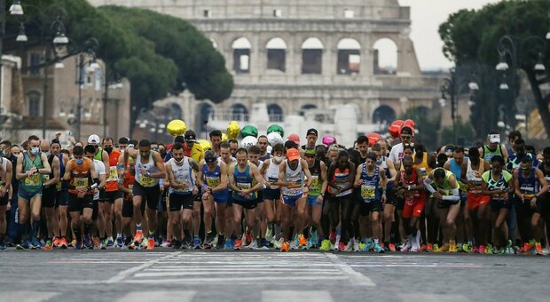 Maratona a Roma, lo start per i 30mila iscritti domenica mattina ai Fori Imperiali