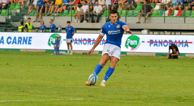 Tommaso Allan piazza un calcio nella vittoria dell'Italia sul Giappone a Treviso 42-21