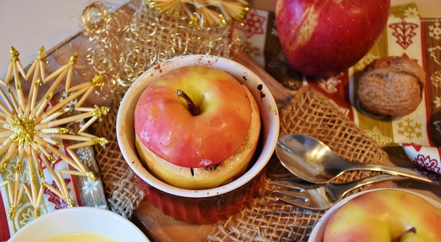 Natale, il trucco delle mele contro le abbuffate. Il nutrizionista: «Si mangia la metà senza accorgersene». La dieta veloce di Santo Stefano