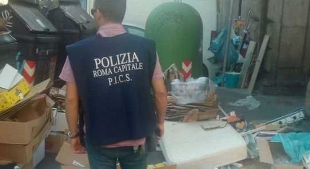Roma, commerciante getta rifiuti in strada: maxi multa dei vigili da 625 euro