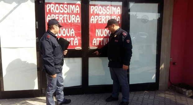 Agenti della Squadra Volante del Commissariato davanti al bar visitato dai ladri in zona Porta Ancona