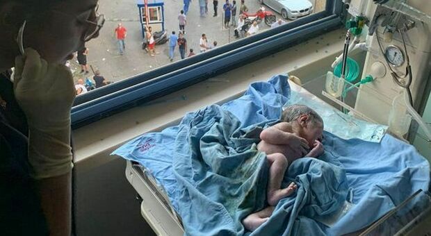 Beirut, il miracolo del piccolo George, nato dopo che l'esplosione ha colpito l'ospedale