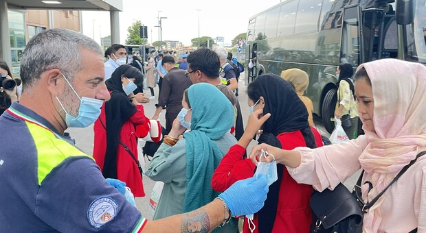 Napoli, 112 profughi afgani arrivati al Covid Residence: 12 i bambini