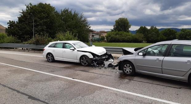 Invade la corsia opposta: frontale fra un'Audi e una Peugeot. Due persone ferite
