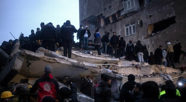 Terremoto Turchia, nuove forti scosse: «Oltre mille morti». Centinaia di vittime anche in Siria. Tajani: non ci sono italiani coinvolti