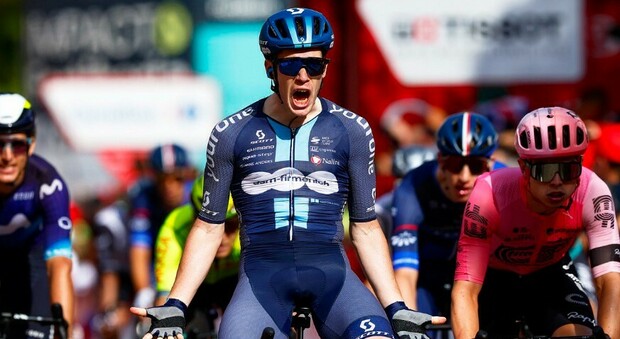 Vuelta, doppietta italiana nella terzultima tappa: vince Dainese, Ganna secondo