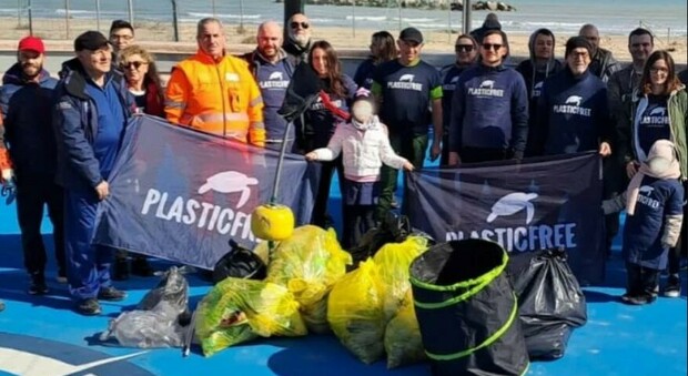 Plastic Free, pulizia sulla spiaggia a Lido di Fermo: molti cittadini hanno preso parte all'iniziativa
