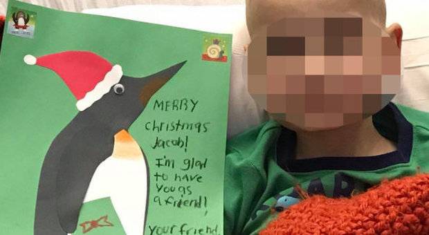 Bimbo di 9 anni sta per morire di cancro, i compagni di scuola organizzano una festa di Natale in anticipo solo per lui