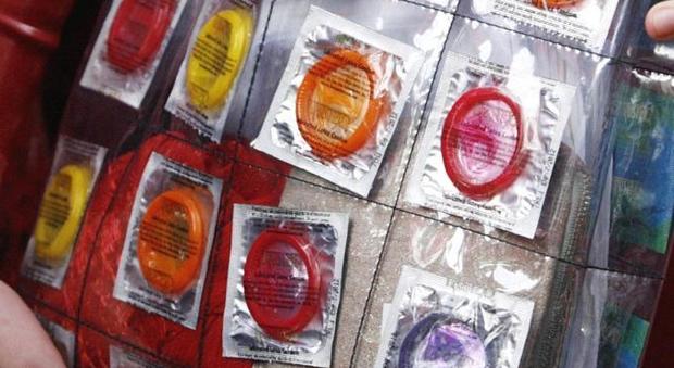Schiacciato dal distributore dei preservativi, un uomo finisce in ospedale