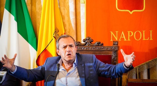 Universiadi, de Magistris attacca: «De Luca come Ceaucescu»