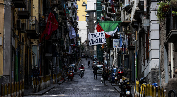 Napoli, in sei in un basso nei Quartieri spagnoli: «Viviamo grazie all'aiuto dei centri sociali»