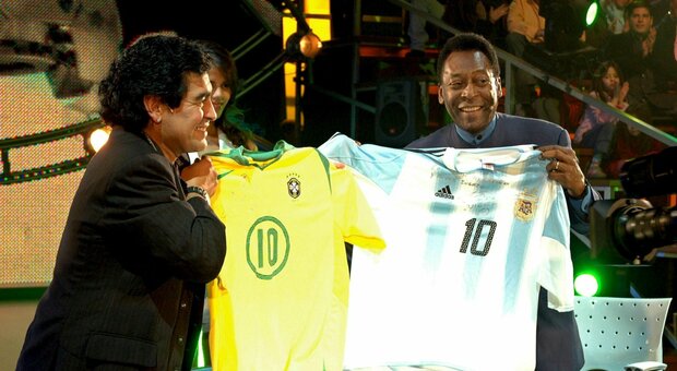 Pelé ricorda l'amico-rivale Maradona: «È passata una settimana, ti amo di più»