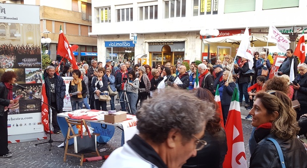 Il raduno in piazzale Lazzarini per la manifestazione "Riprendiamoci la libertà"