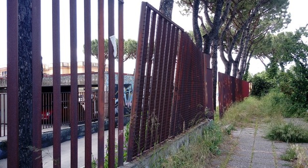 Napoli, recinzione a rischio crollo nel parco di Ponticelli: pericolo e verde nel degrado