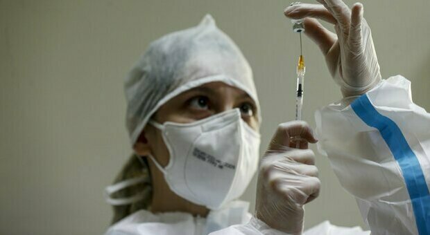 Vaccino, oggi in Umbria arrivano le dosi per gli over 80. Come prenotare la prima somministrazione