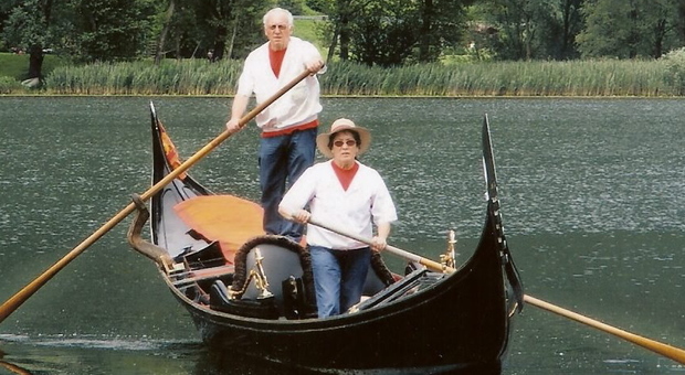 Renata con Silvano sul lago