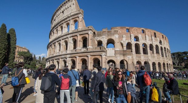 Roma, paura al Colosseo: con un coltello in mano spaventa i passanti. Bloccato dalla Municipale