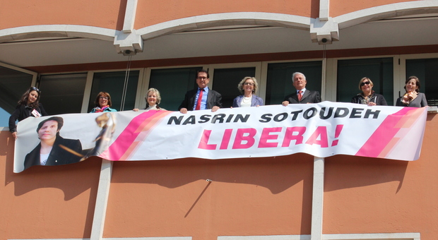 Appello per la libertà di Nasrin Sotoudeh: uno striscione sulla facciata del municipio